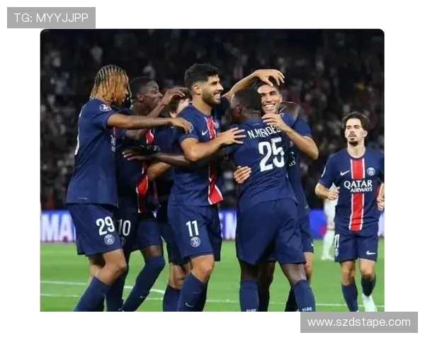 大巴黎足球明星齐聚一堂的精彩合照展现团队精神与友谊的瞬间