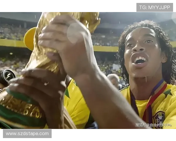 足球场上的璀璨星辰：探寻那些改变比赛历史的传奇球员故事